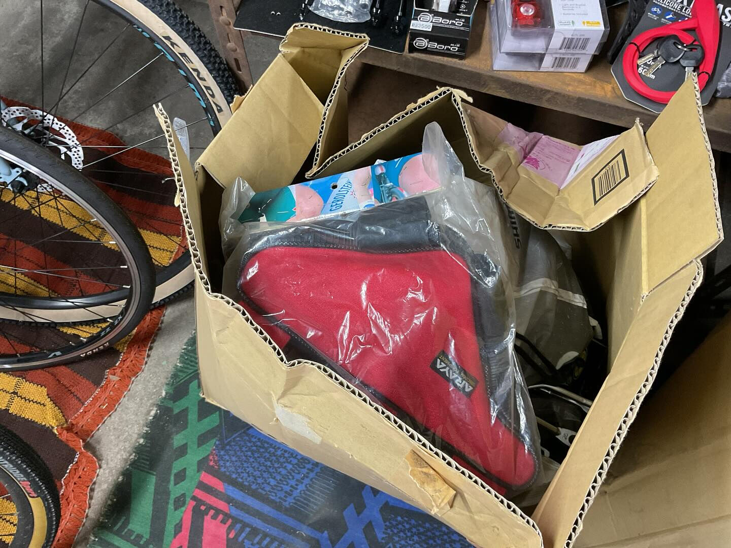 レトロな自転車グッズが色々箱いっぱいにありますよ😆