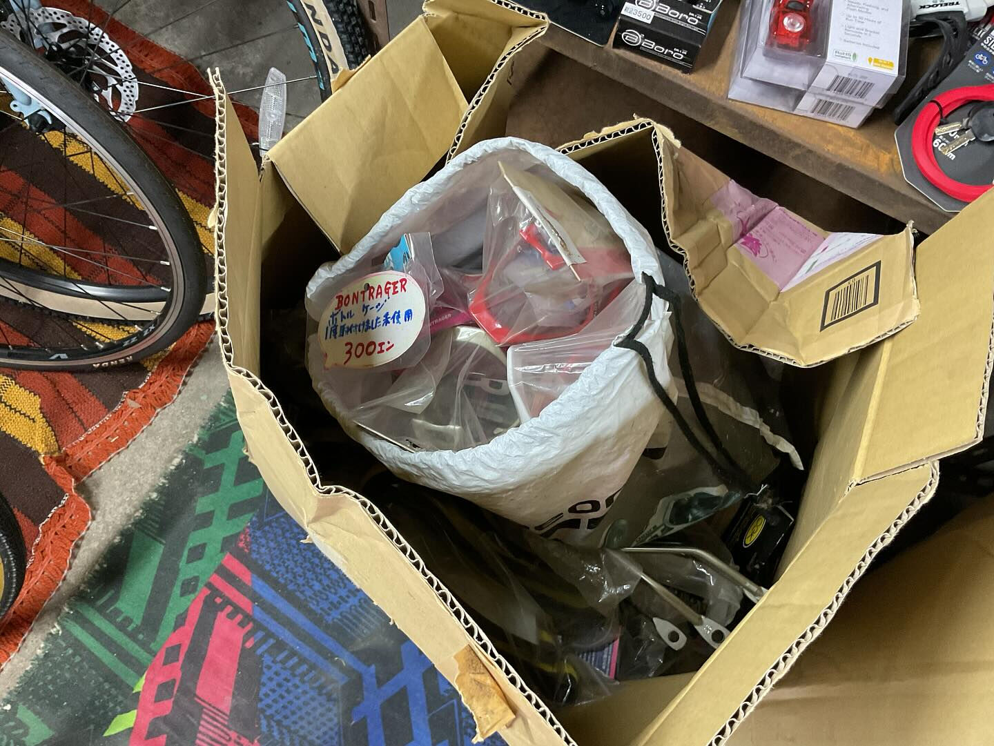 レトロな自転車グッズが色々箱いっぱいにありますよ😆