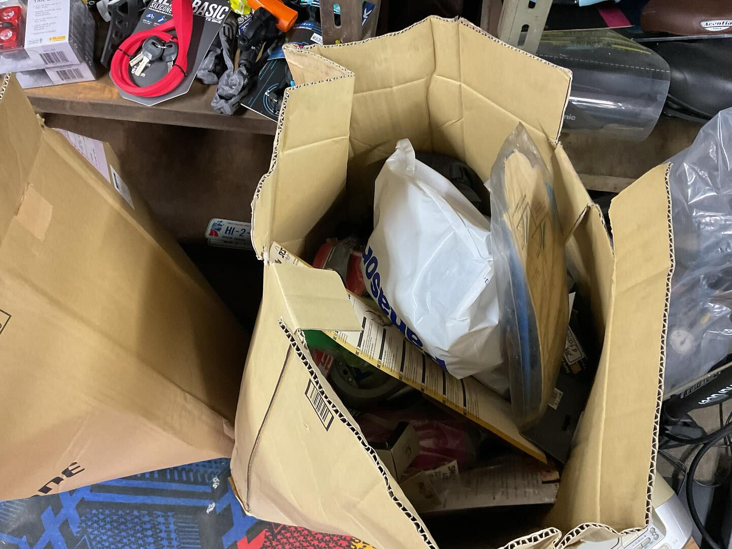レトロな自転車グッズが色々箱いっぱいにありますよ😆